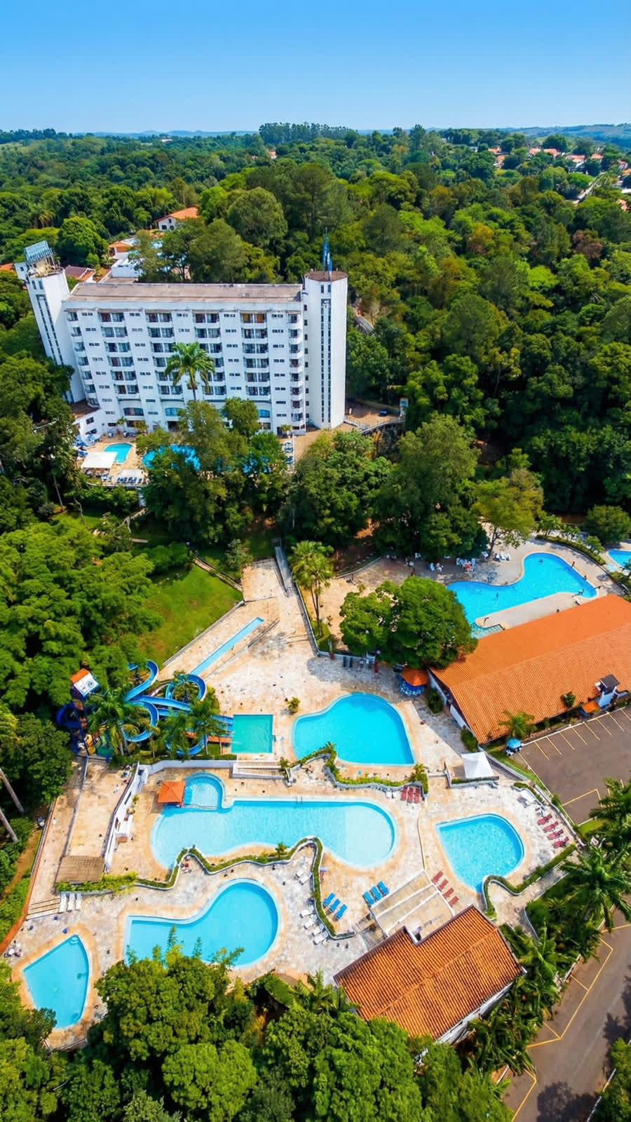 Vista aérea piscinas Hotel Jalim