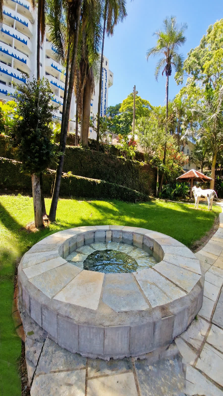 Hotel Jalim área verde e piscina