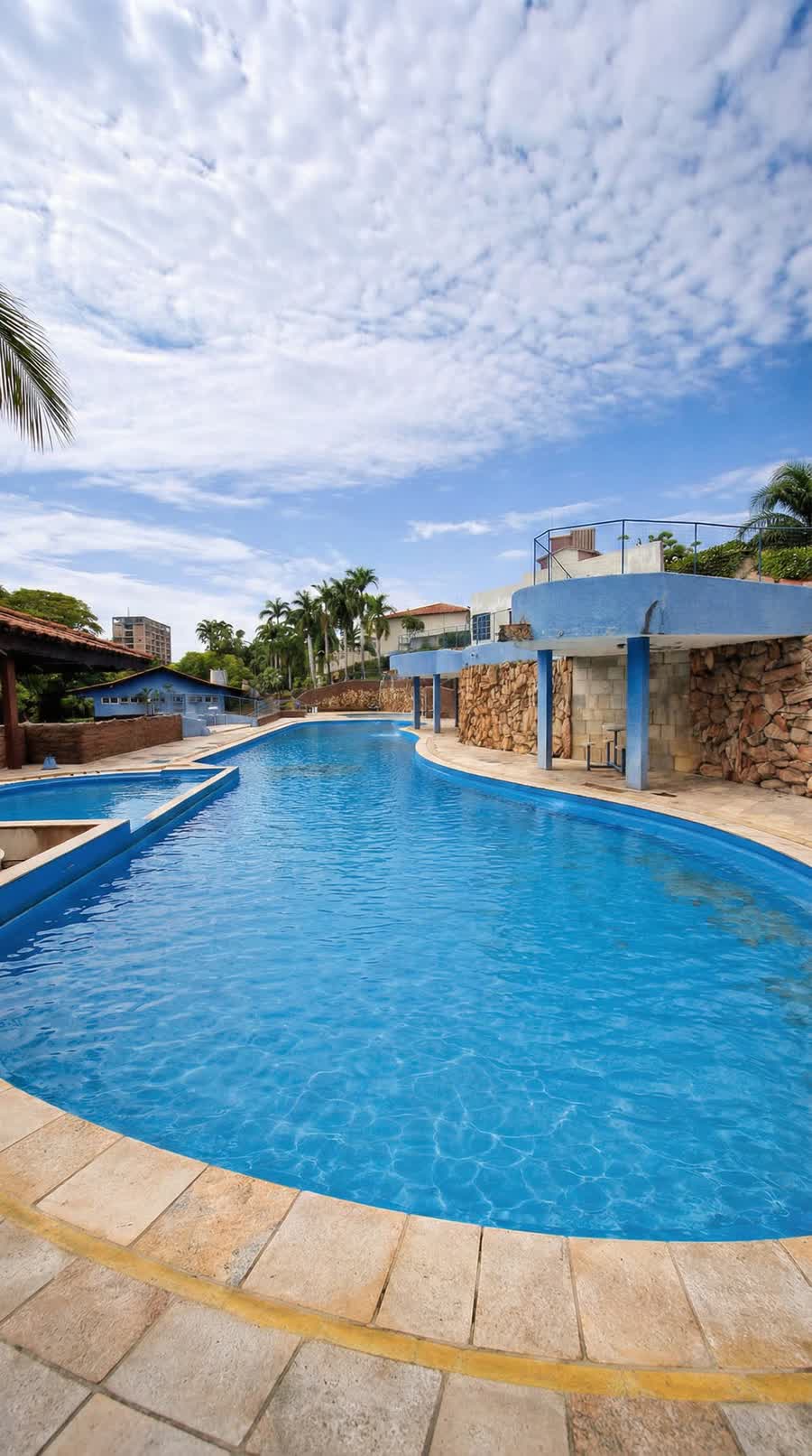 Piscina com toboágua Hotel Jalim